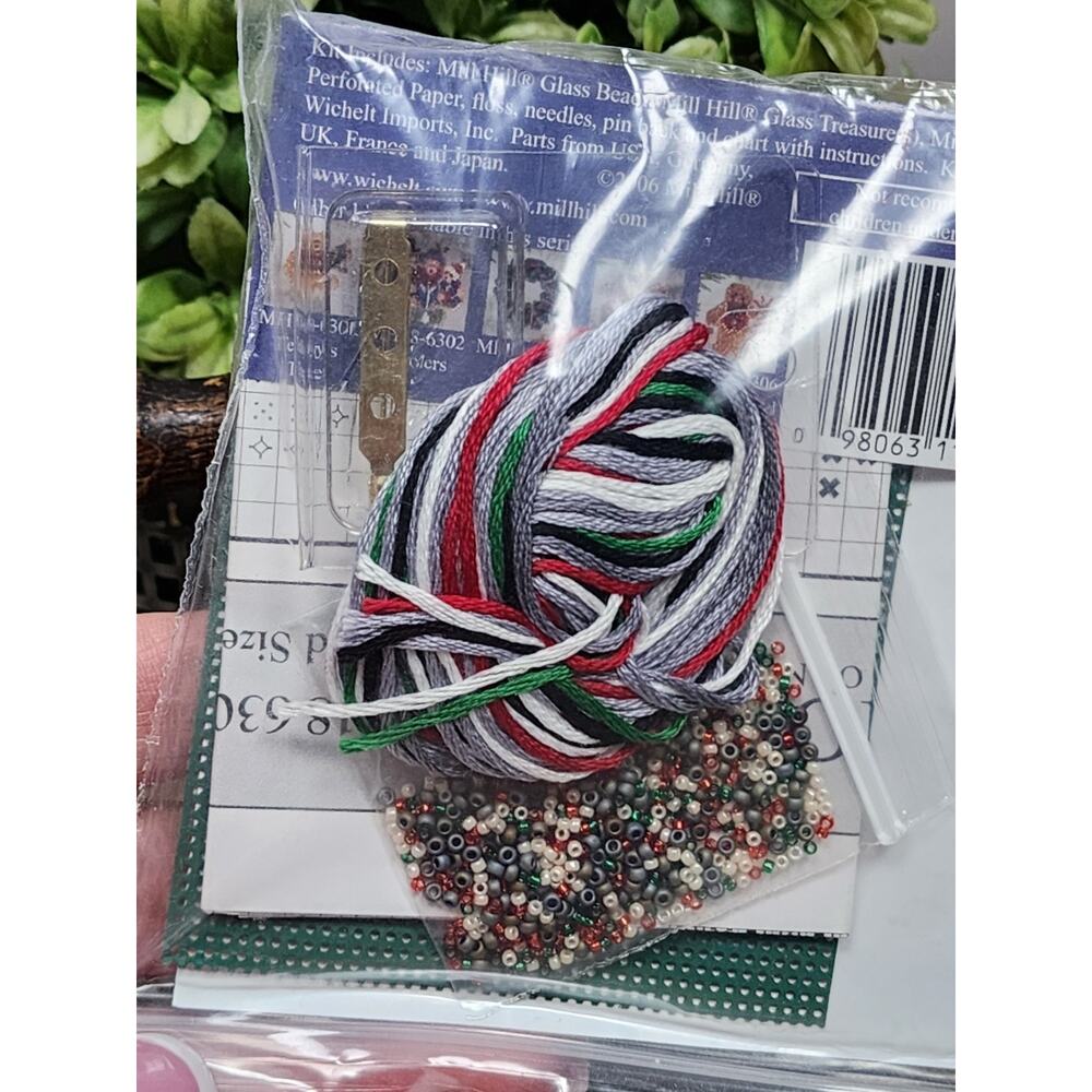 Mill Hill Cross Stitch Winter Holiday Collection Kitty’s Gift MH-6305 Glass Bead - Picture 3 of 4